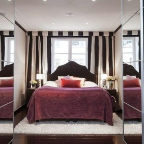 chic bedroom na may kama sa bintana