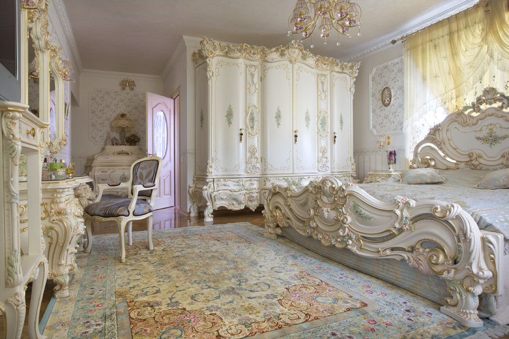 Grebšanas skapis plašā baroka stila guļamistabā