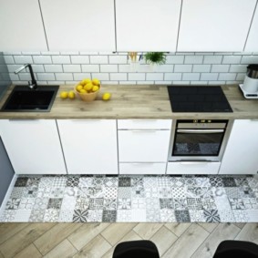 combinatie van tegels en laminaat in de keuken interieur foto