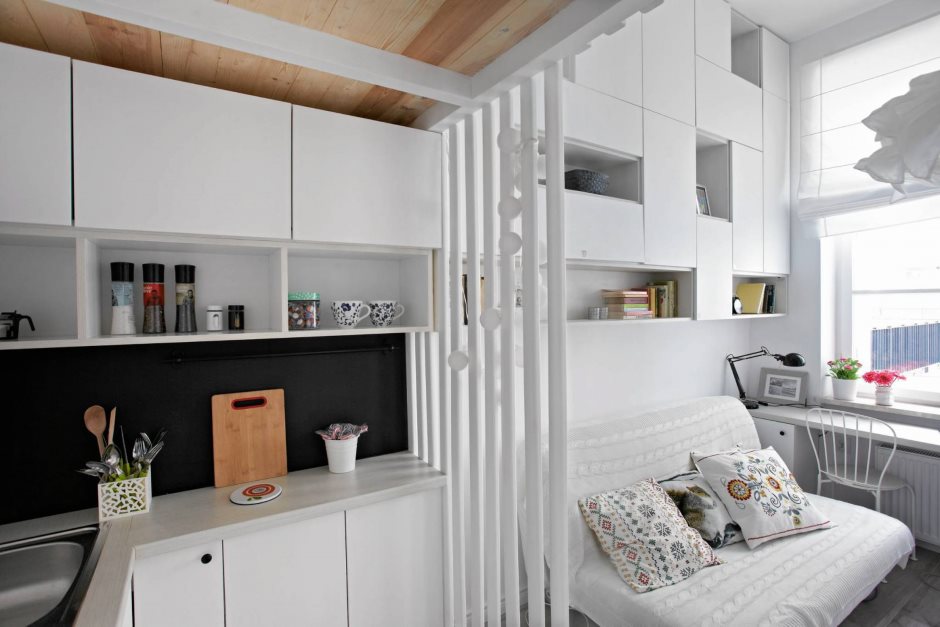 Virtuves darba zona modernā studijas tipa dzīvoklī