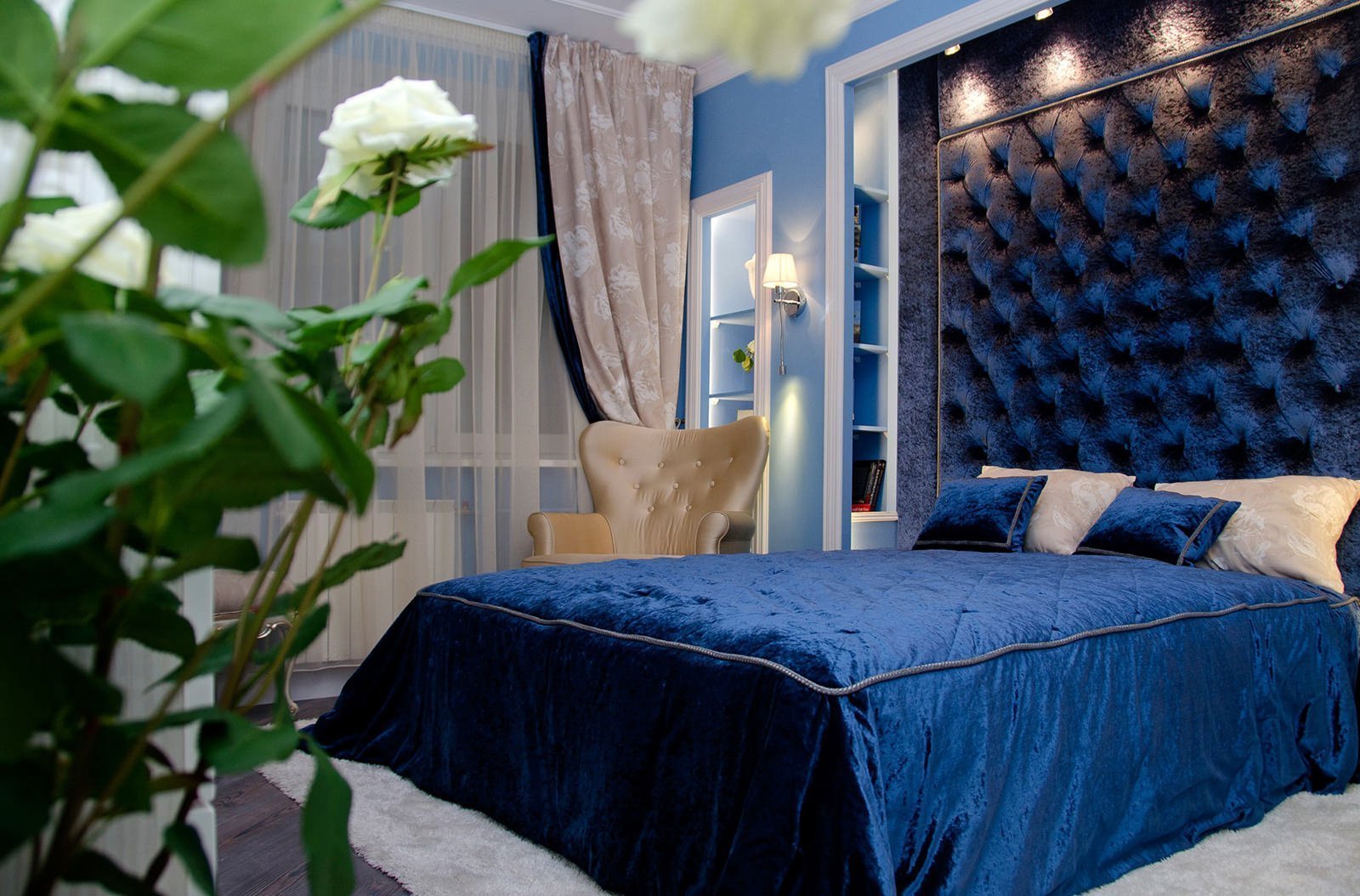 guļamistaba zilā dizaina fotoattēlā