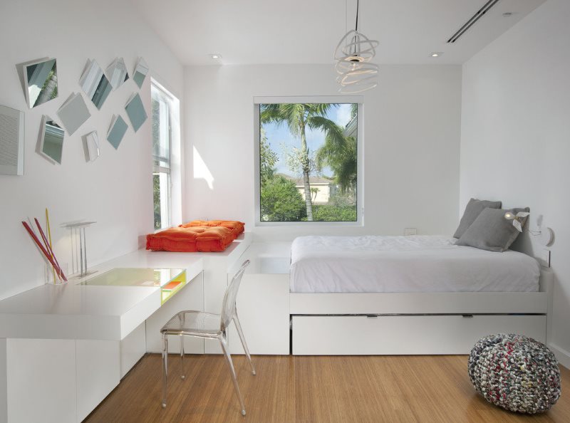 Dormitor alb pentru o fată în stilul minimalismului