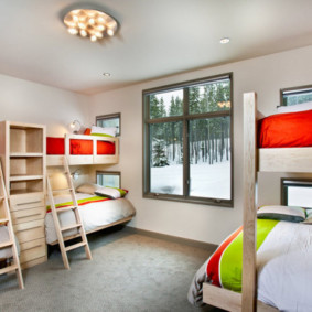 dormitor pentru copii cu un pat lângă fereastră