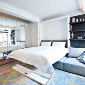 vardagsrum och sovrum i ett rumfoto