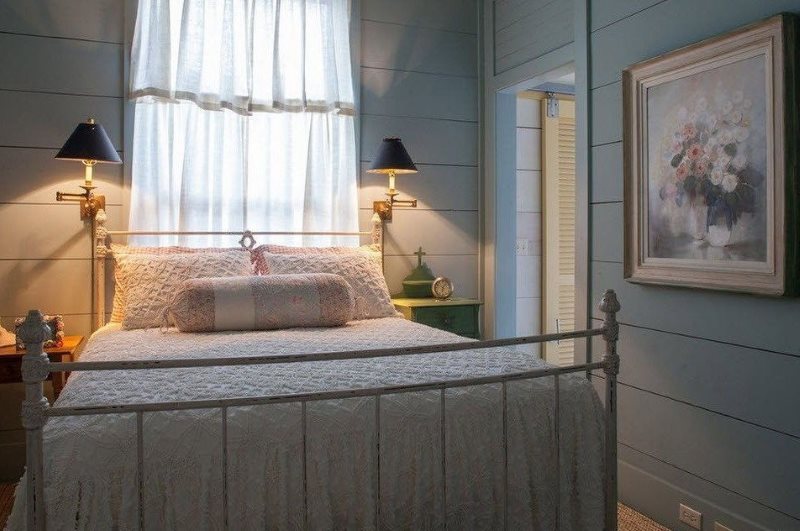 Kétszemélyes ágy egy kis vidéki stílusú hálószobában