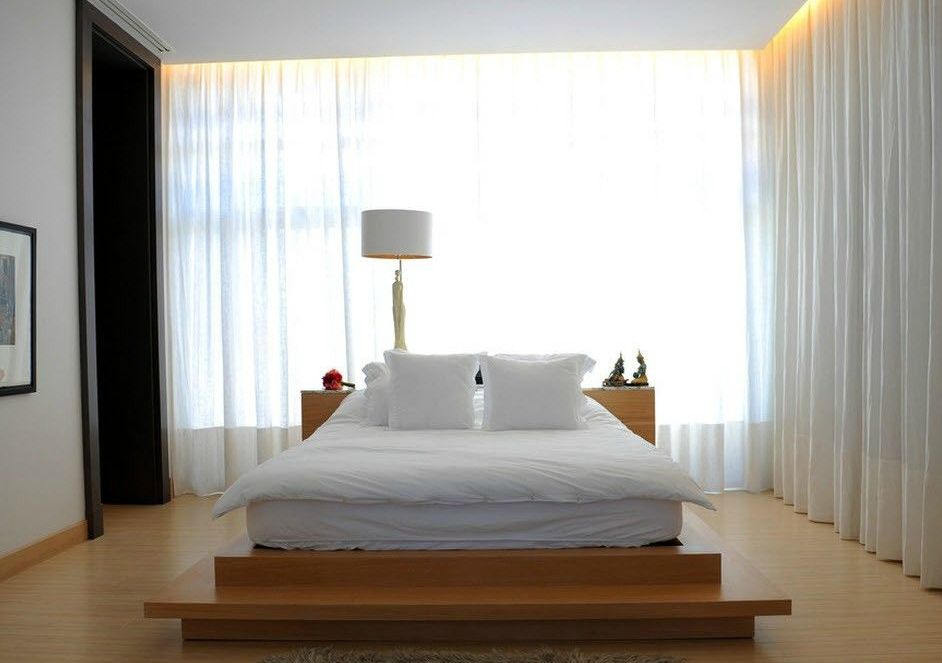 dormitor cu design de pat fereastră
