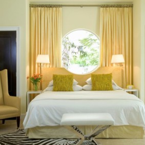dormitor luminos, cu un pat fereastră