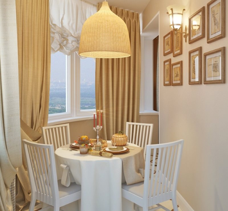 Een kleine tafel en stoelen op een geïsoleerde loggia