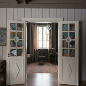 bright doors in apartment design ideas
