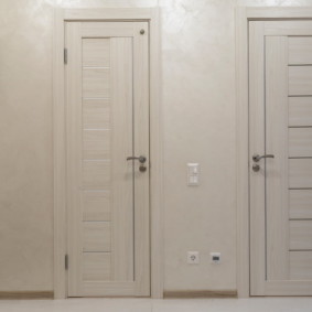 világos ajtók a lakásban