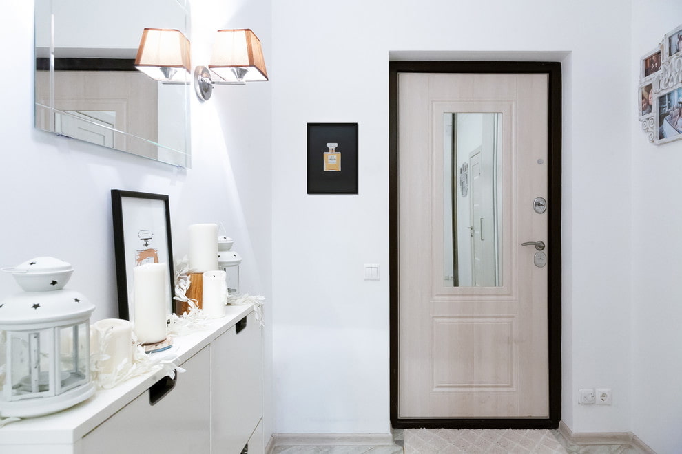 bright doors in the apartment kinds of ideas