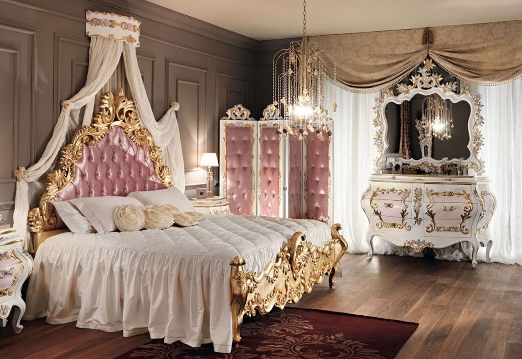 Луксузни кревет са позлаћеним леђима