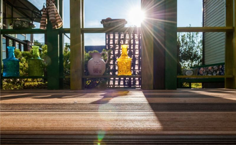 Verdieping vanaf het terras bord op de open veranda van de zomerkeuken