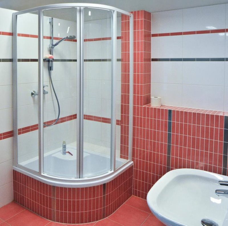 Hoekdouche in de badkamer zonder toilet