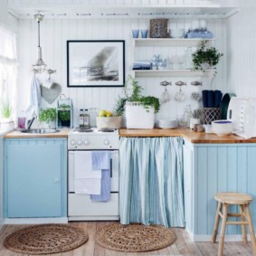 keuken in een houten huis wit-blauw