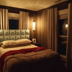 phòng ngủ ấm cúng với một chiếc giường bên cửa sổ