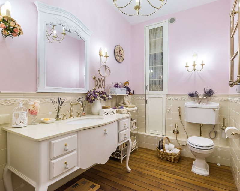 Interiøret i et romslig bad i Provence-stil