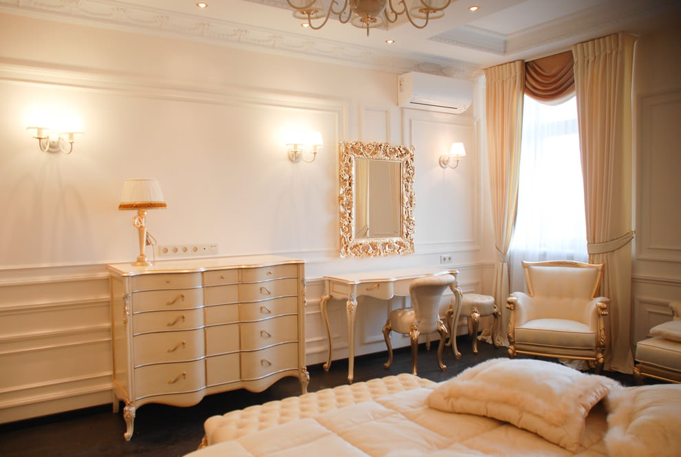 Nội thất gỗ với mạ vàng cho phòng ngủ baroque