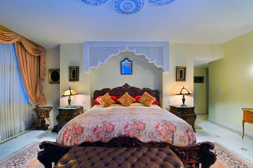 King-size ágy keleti stílusú hálószobában