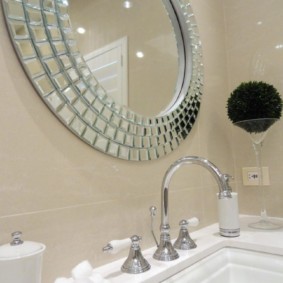 výška zrkadla nad dizajnovou fotografiou umývadla