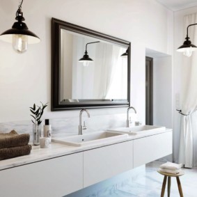 výška zrkadla nad fotografickým dizajnom umývadla