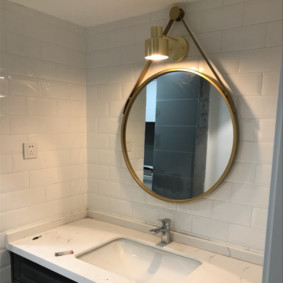 výška zrcadla nad dřezem v koupelnovém designu fotografií