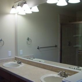 înălțimea oglinzii deasupra opțiunilor fotografiei chiuvetei din baie