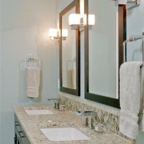 chiều cao của gương trên bồn rửa trong trang trí phòng tắm