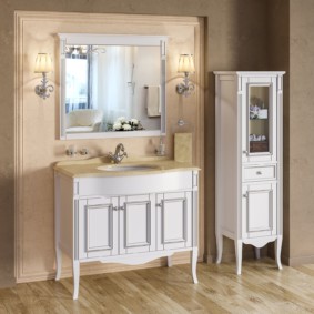 înălțimea oglinzii deasupra fotografiei de design a chiuvetei din baie