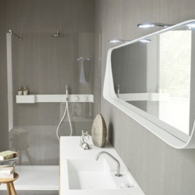 výška zrcadla nad dekorem koupelnového dřezu