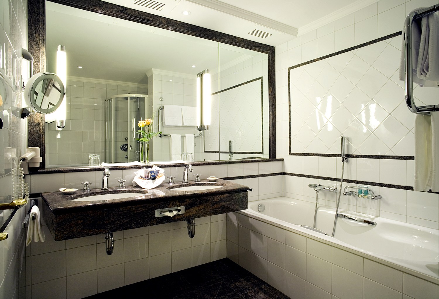 chiều cao gương trên bồn rửa trong thiết kế ảnh phòng tắm