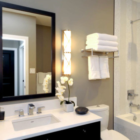 înălțimea oglinzii deasupra chiuvetei în decorarea fotografiei din baie