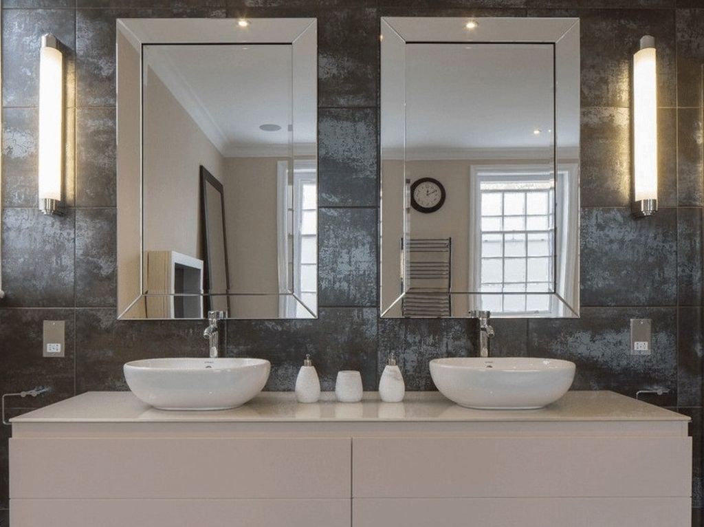 výška zrkadla nad umývadlom v druhu fotografickej kúpeľne