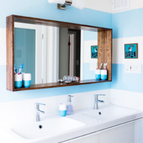 výška zrcadla nad zobrazením fotografií umyvadla v koupelně