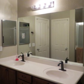 chiều cao của gương trên bồn rửa trong ý tưởng trang trí phòng tắm