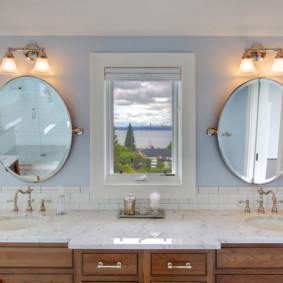 chiều cao gương trên các tùy chọn bồn rửa trong phòng tắm