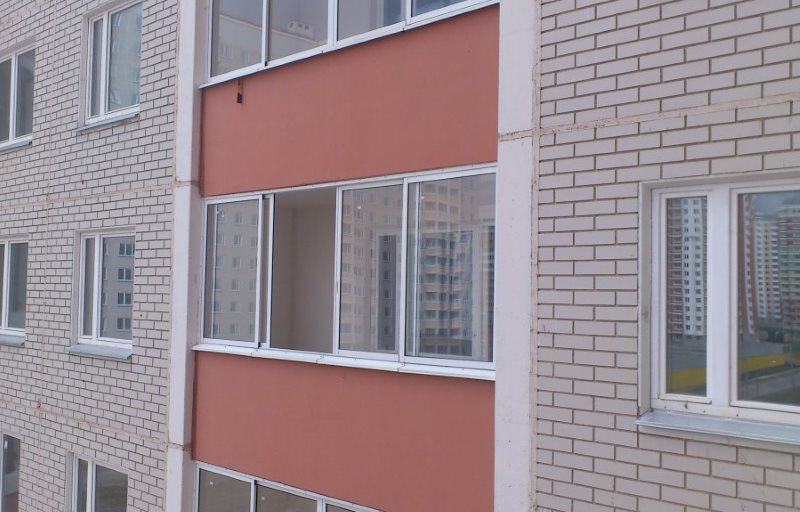 Geglazuurde loggia's op de gevel van een hoogbouw van baksteen