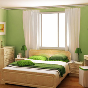 phòng ngủ màu xanh lá cây với một chiếc giường bên cửa sổ
