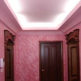 papel tapiz líquido rosa en el pasillo