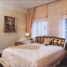 dormitor auriu cu pat fereastră