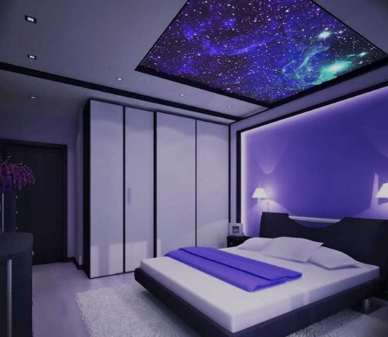 Tavanda yıldızlı gökyüzü ile kör yatak odası tasarımı