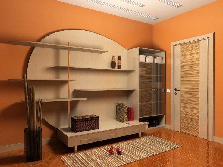 corridoio in un appartamento arancione