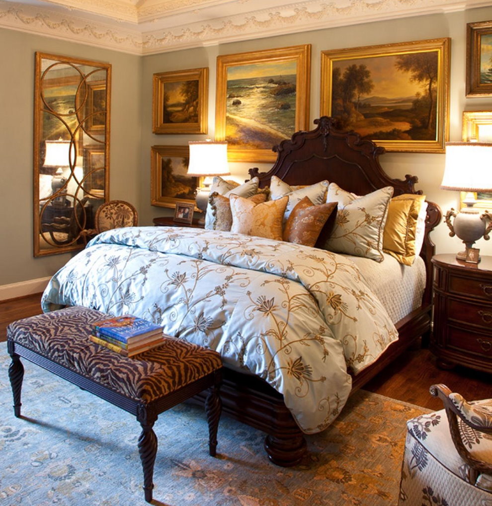 На зиду спаваће собе урамљене су слике у британском стилу