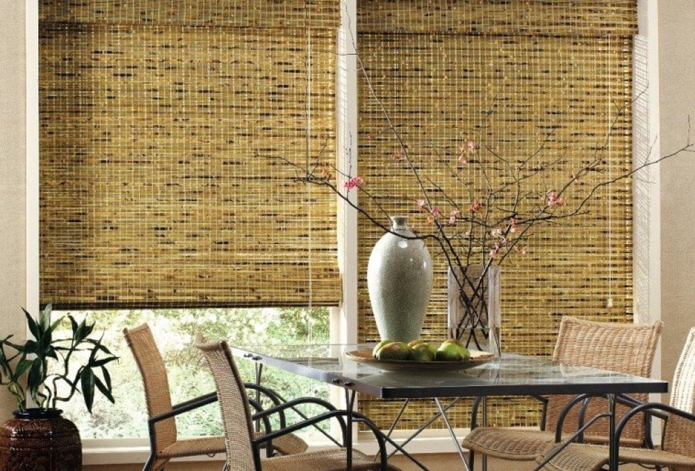 Завесе од бамбуса на прозорима трпезаријског простора у кухињи
