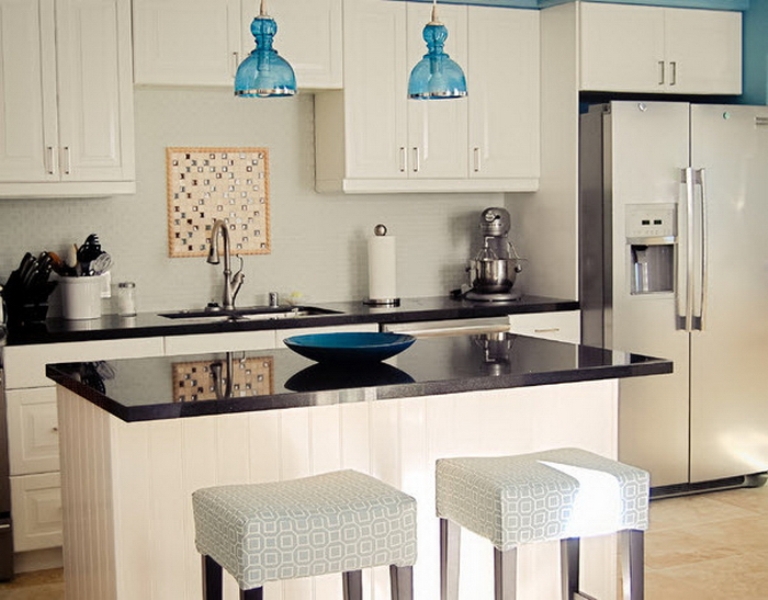 bar counter in the kitchen island