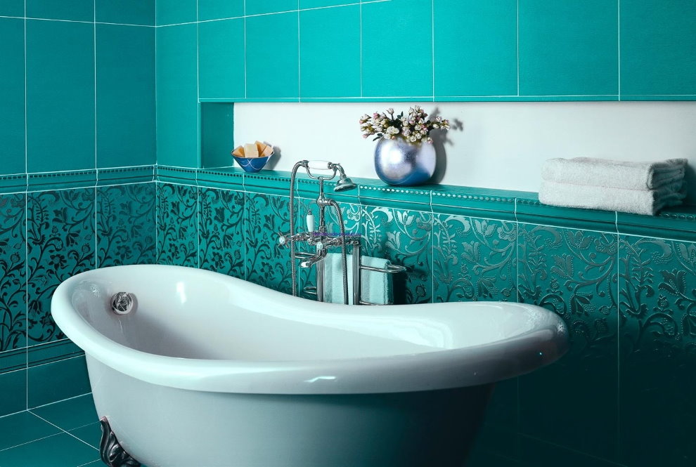 Wit bad in een kamer met turquoise tegels