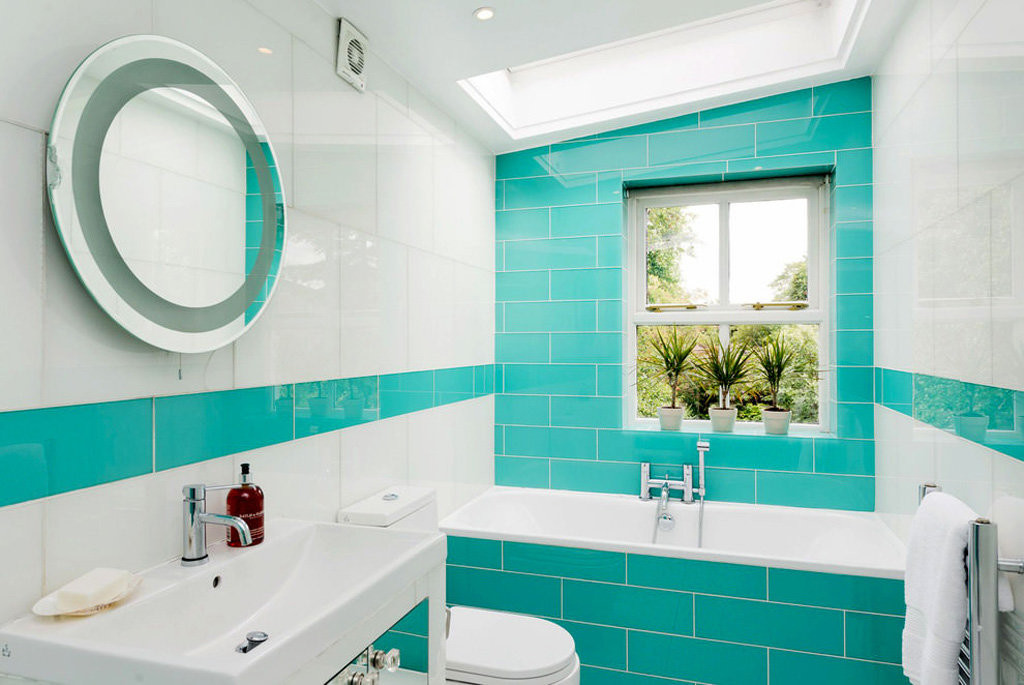 Het interieur van de badkamer in wit en turquoise