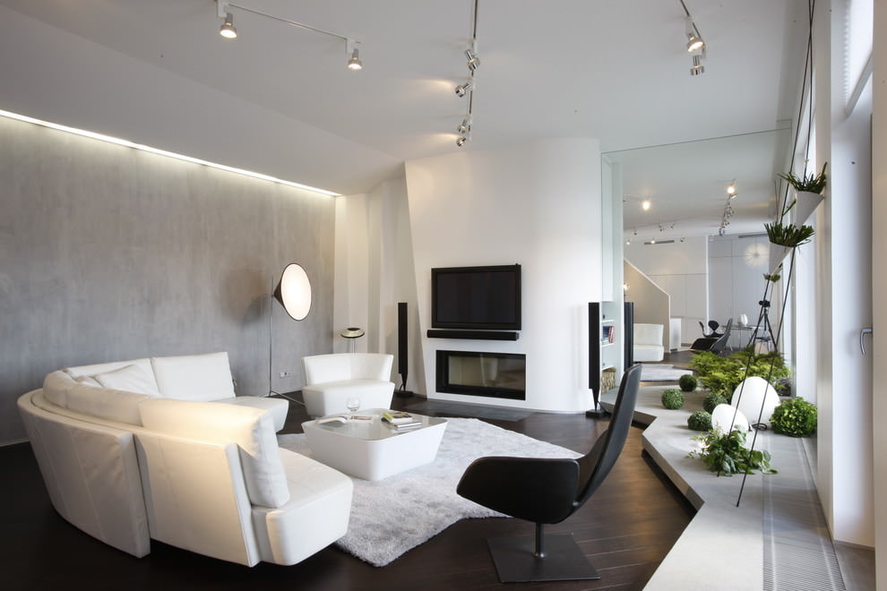 Hvit sofa i en romslig stue