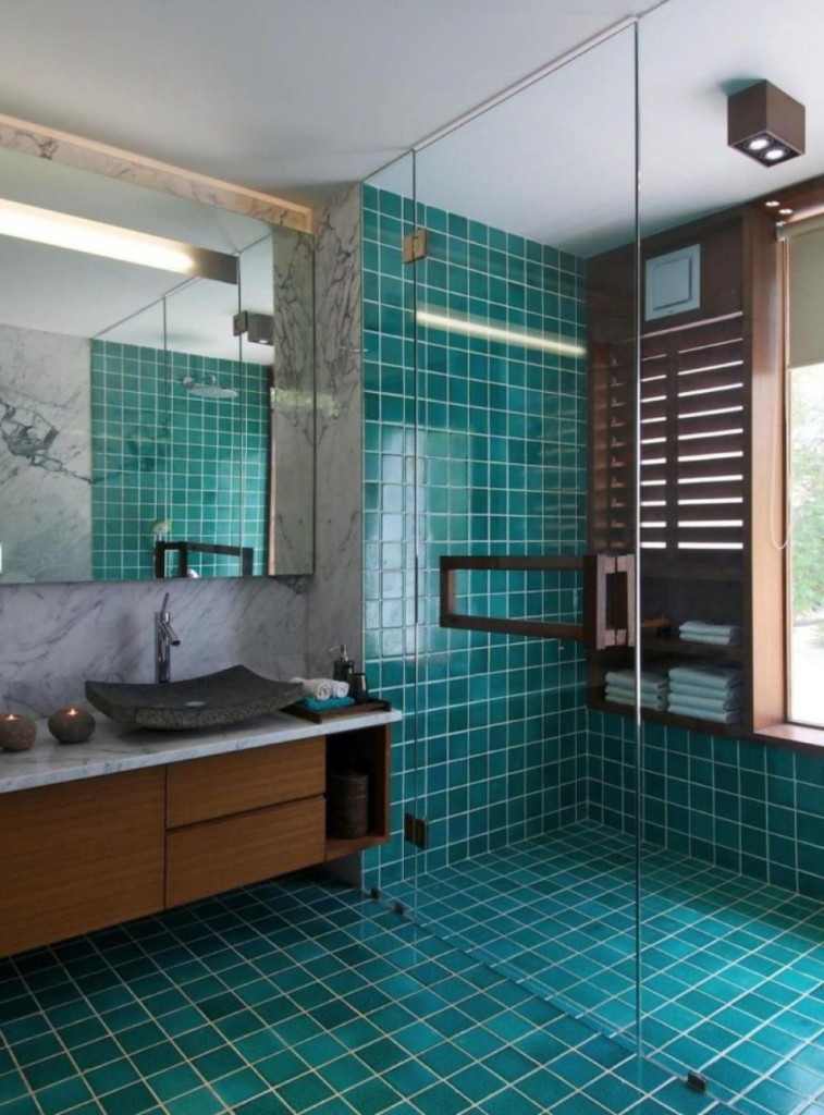 Donkere turquoise tegels in de badkamer met douche