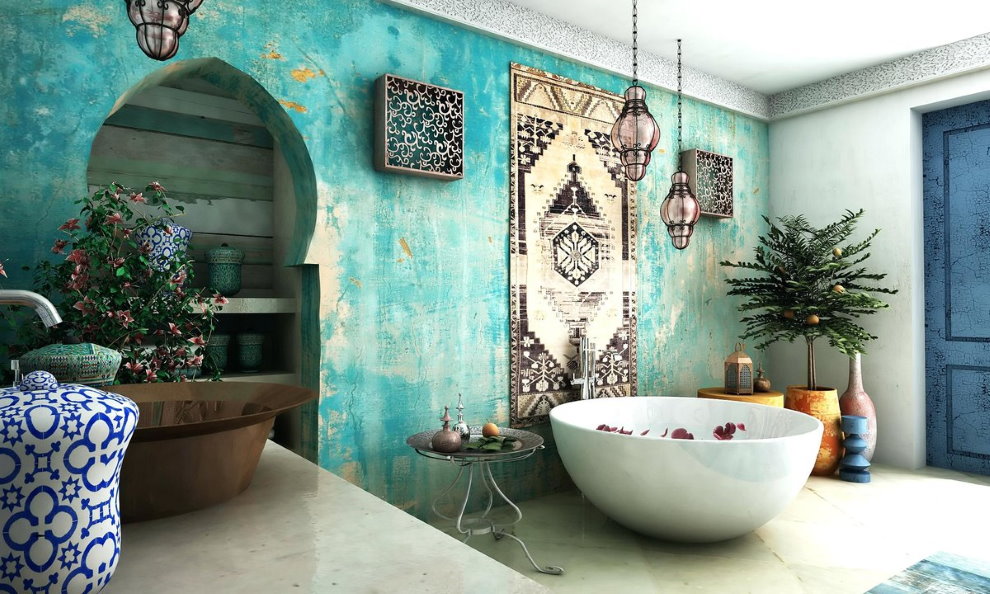 Ruime badkamer in oosterse stijl met turquoise muur